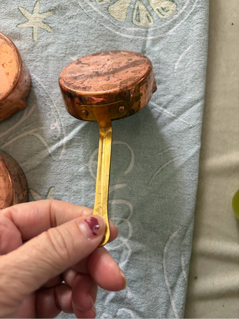 Vintage Set of 4 Copper Measuring Cups Brass Handles Nested Hanging Discoloratio - Picture 10 of 10